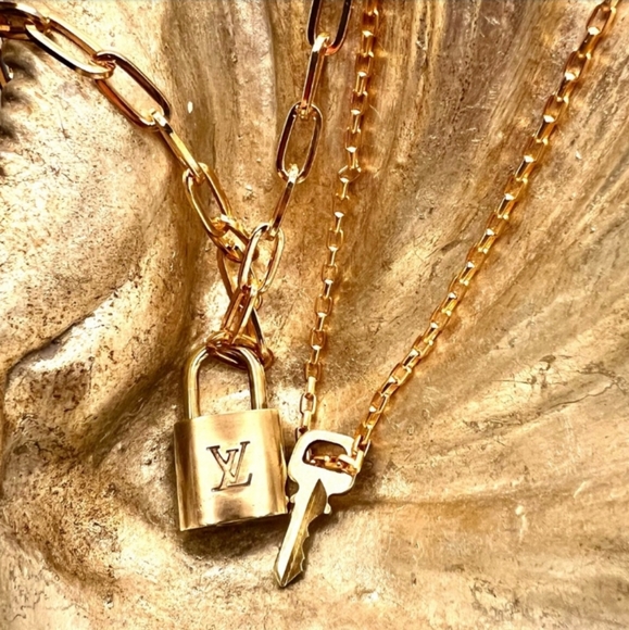 LOUIS VUITTON AUTHENTIC LOCK AND KEY NECKLACE 2 CHAINS 319 - Picture 3 of 7